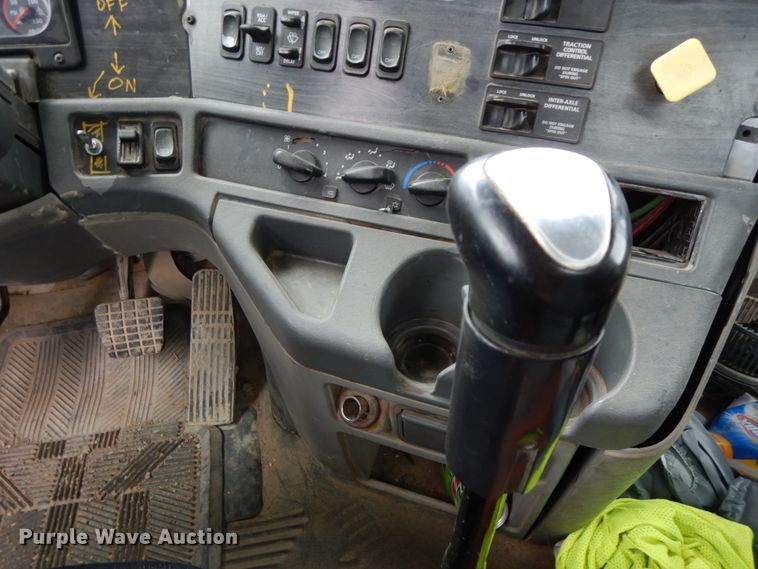 image for item HM9727 2004 Freightliner Columbia  semi truck