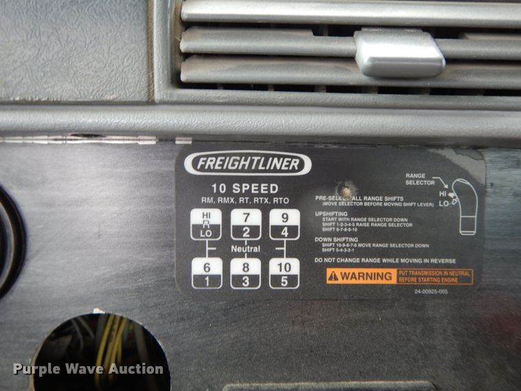 image for item HM9727 2004 Freightliner Columbia  semi truck