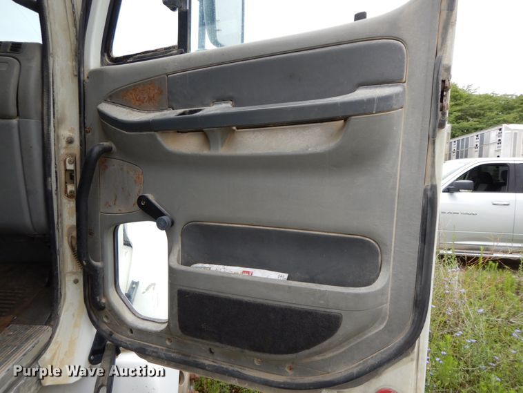 image for item HM9727 2004 Freightliner Columbia  semi truck