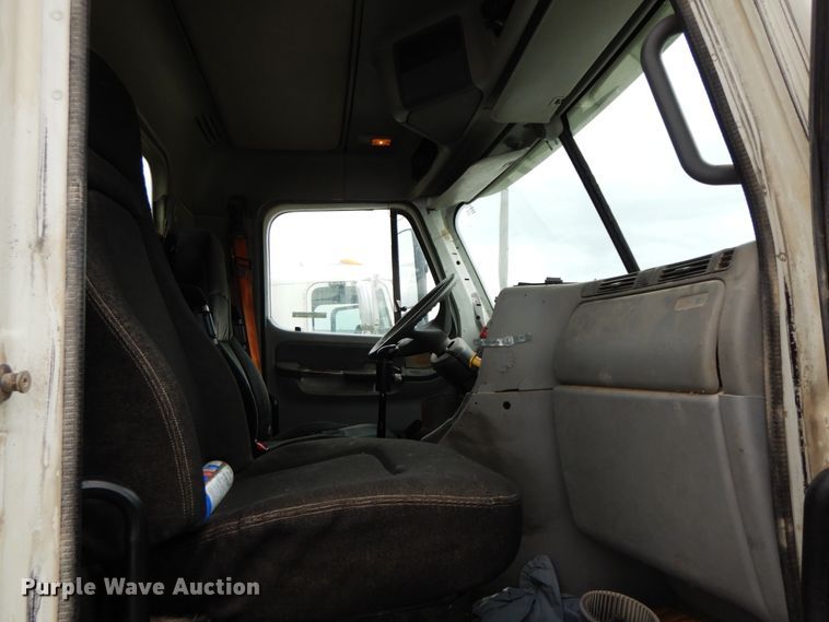 image for item HM9727 2004 Freightliner Columbia  semi truck