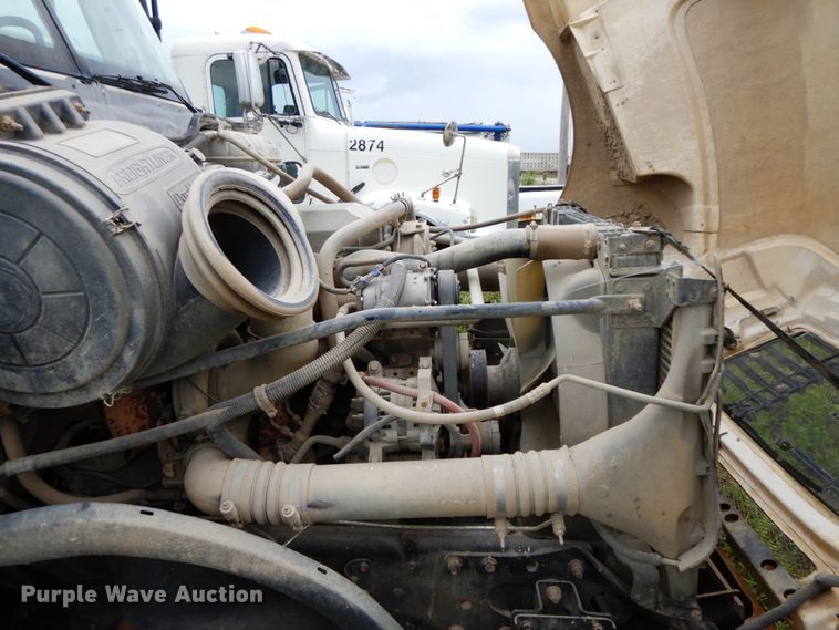 image for item HM9727 2004 Freightliner Columbia  semi truck