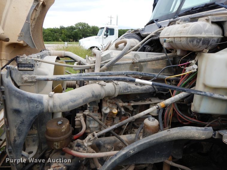 image for item HM9727 2004 Freightliner Columbia  semi truck