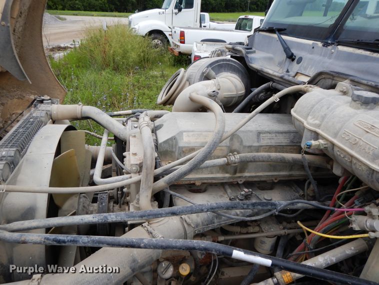 image for item HM9727 2004 Freightliner Columbia  semi truck