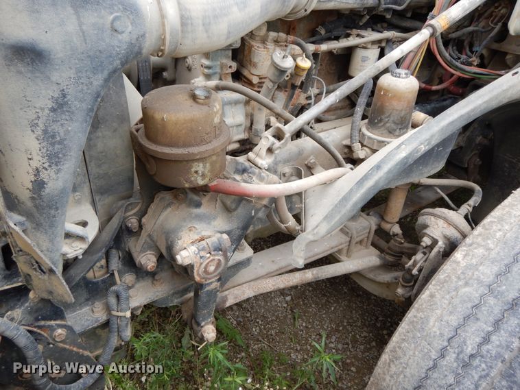 image for item HM9727 2004 Freightliner Columbia  semi truck