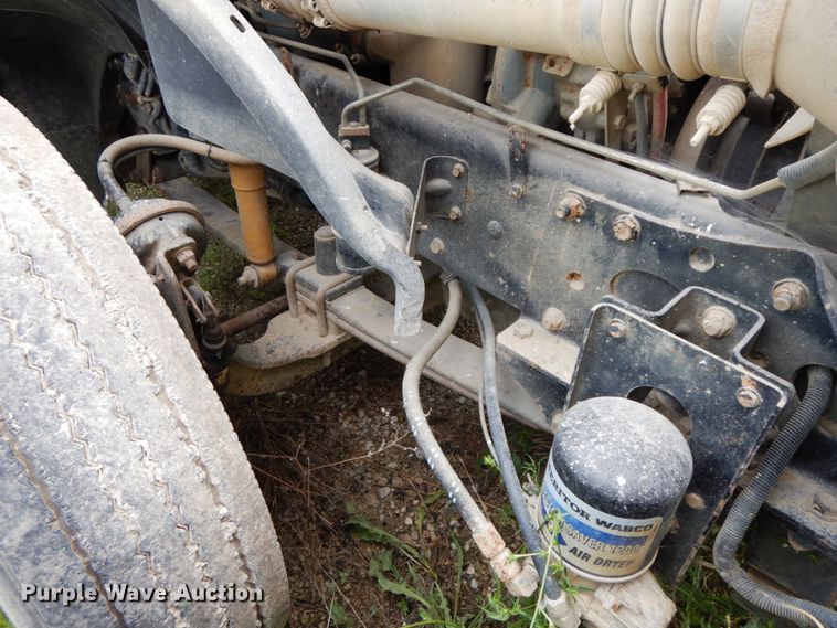 image for item HM9727 2004 Freightliner Columbia  semi truck