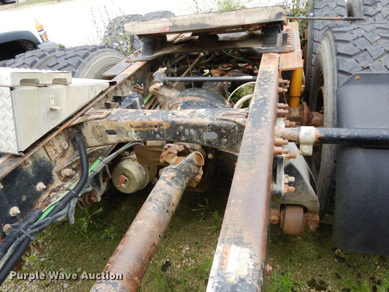 image for item HM9727 2004 Freightliner Columbia  semi truck