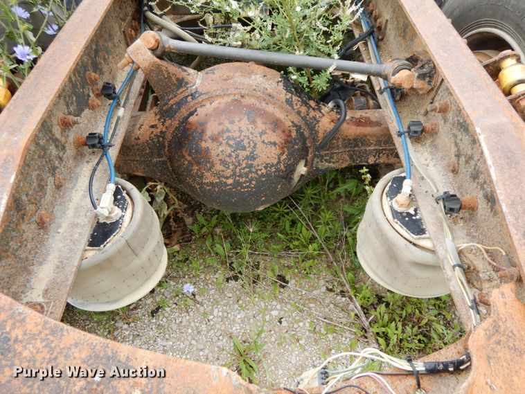 image for item HM9727 2004 Freightliner Columbia  semi truck