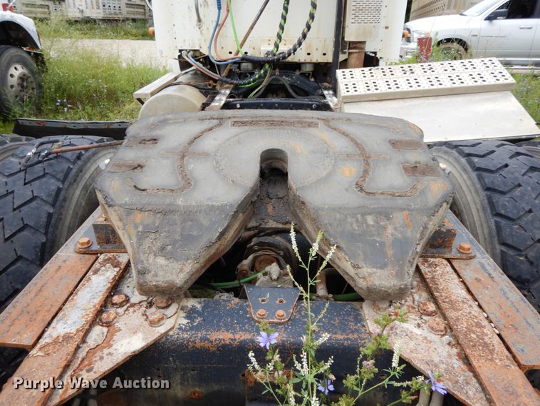 image for item HM9727 2004 Freightliner Columbia  semi truck