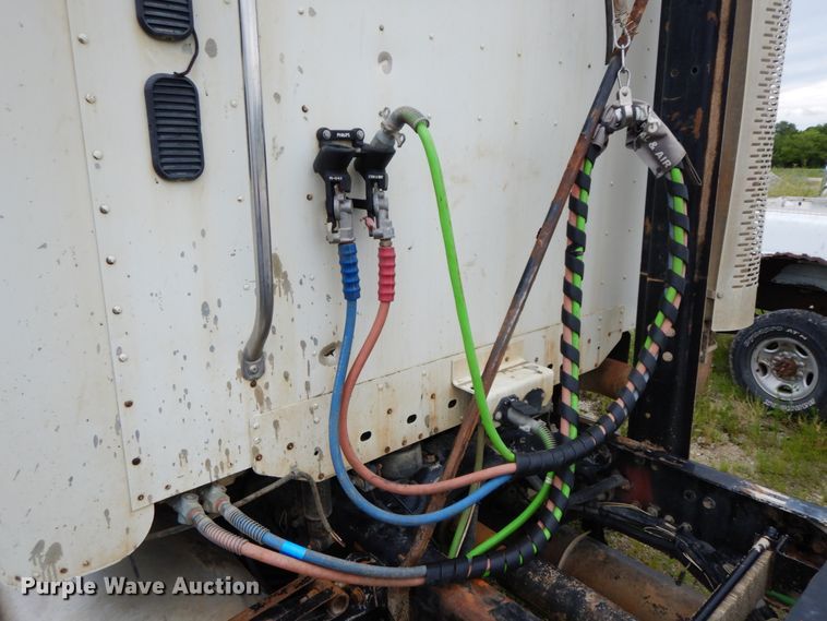 image for item HM9727 2004 Freightliner Columbia  semi truck