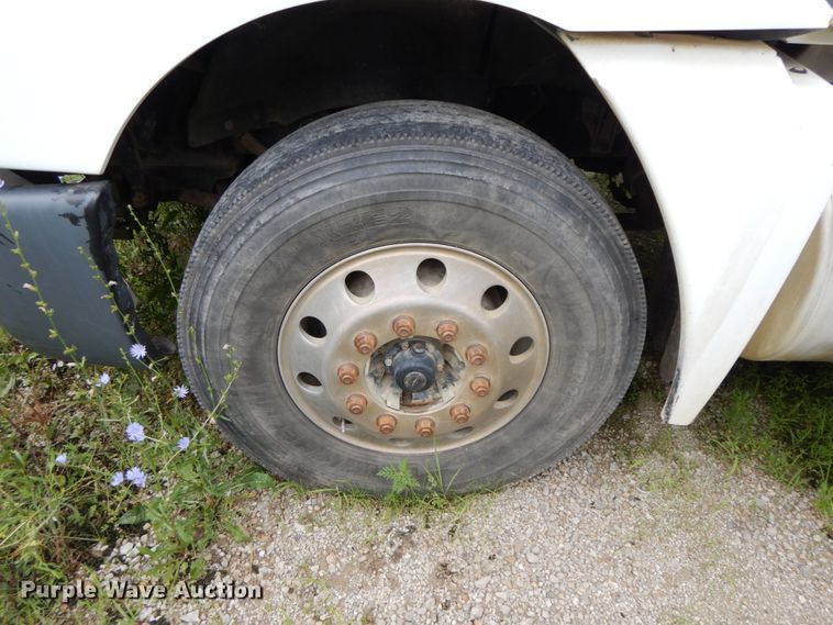 image for item HM9727 2004 Freightliner Columbia  semi truck