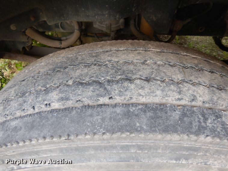 image for item HM9727 2004 Freightliner Columbia  semi truck