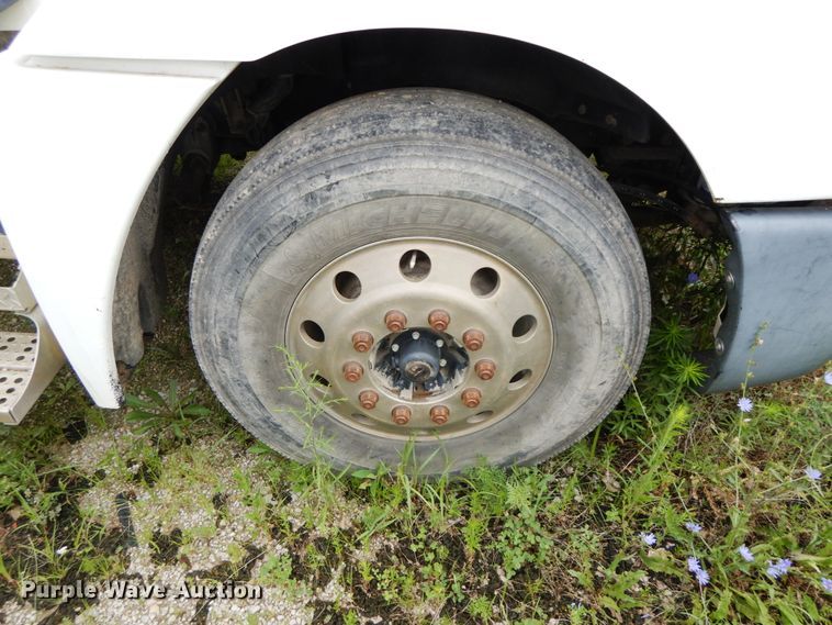 image for item HM9727 2004 Freightliner Columbia  semi truck