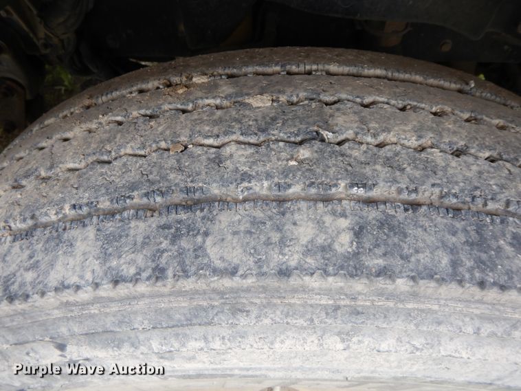 image for item HM9727 2004 Freightliner Columbia  semi truck