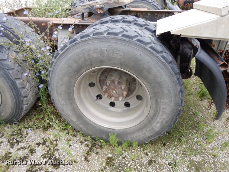 image for item HM9727 2004 Freightliner Columbia  semi truck