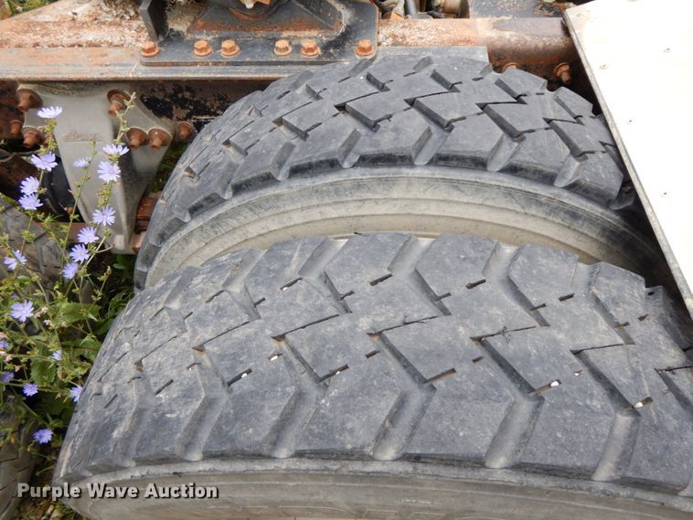 image for item HM9727 2004 Freightliner Columbia  semi truck