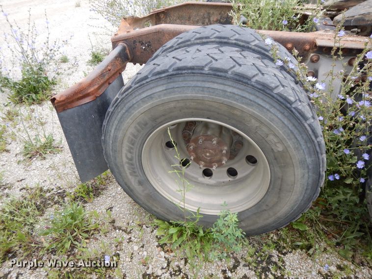 image for item HM9727 2004 Freightliner Columbia  semi truck