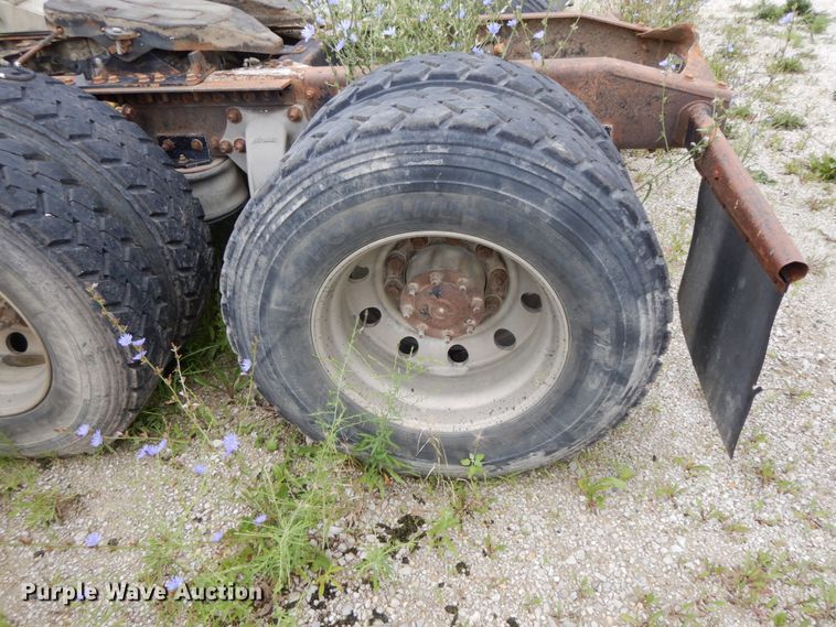 image for item HM9727 2004 Freightliner Columbia  semi truck