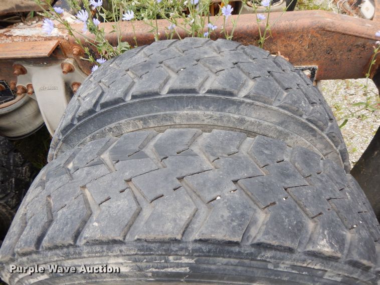 image for item HM9727 2004 Freightliner Columbia  semi truck