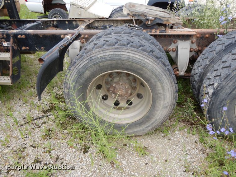 image for item HM9727 2004 Freightliner Columbia  semi truck