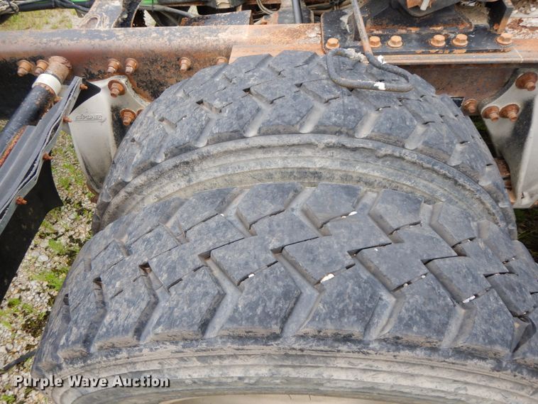 image for item HM9727 2004 Freightliner Columbia  semi truck