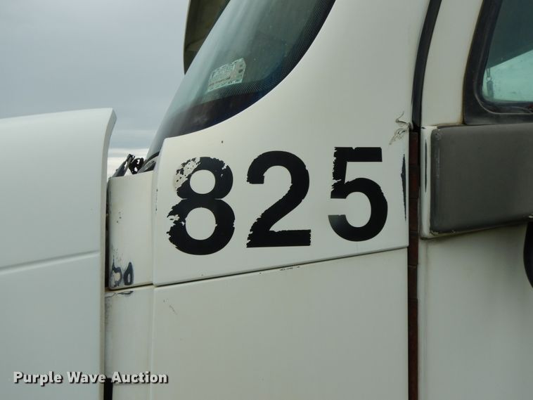 image for item HM9727 2004 Freightliner Columbia  semi truck