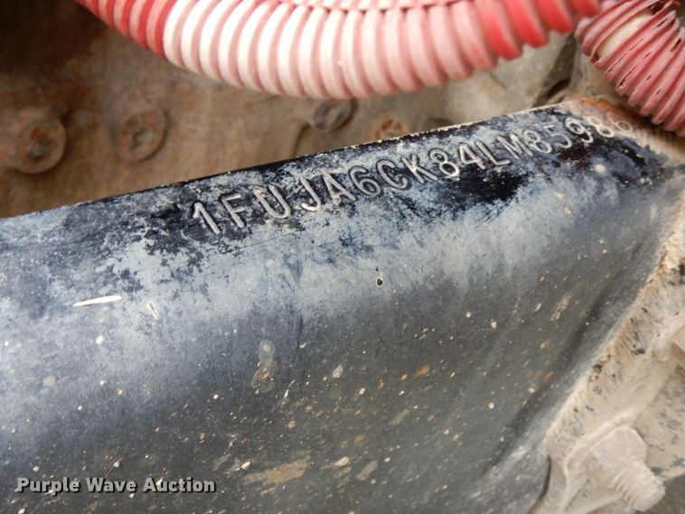 image for item HM9727 2004 Freightliner Columbia  semi truck