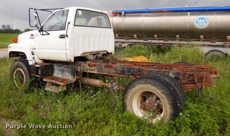 image for item HM9729 1994 GMC TopKick  truck cab and chassis