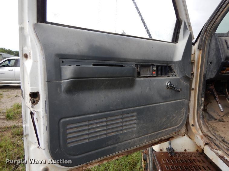 image for item HM9729 1994 GMC TopKick  truck cab and chassis