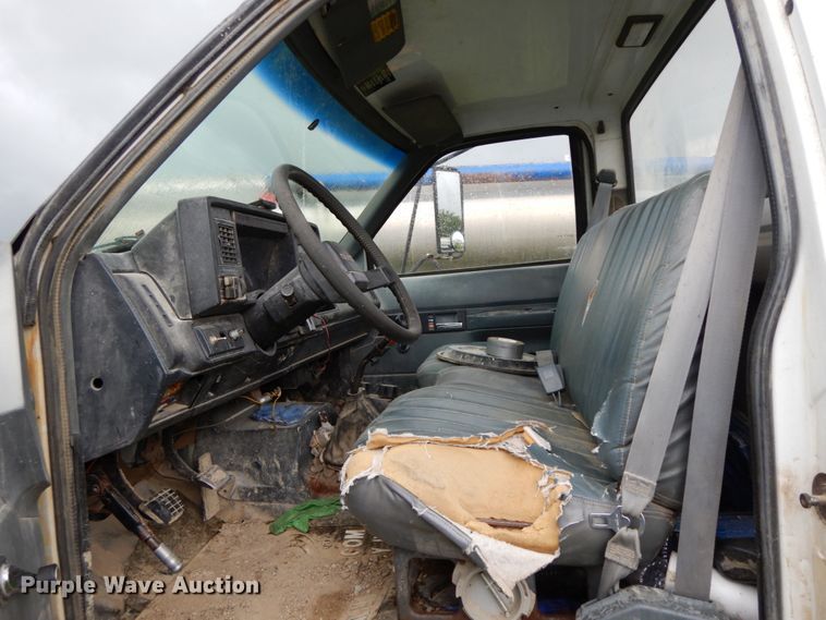 image for item HM9729 1994 GMC TopKick  truck cab and chassis