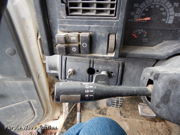 image for item HM9729 1994 GMC TopKick  truck cab and chassis