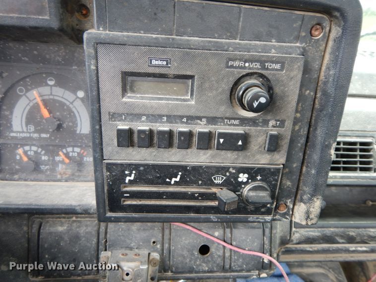 image for item HM9729 1994 GMC TopKick  truck cab and chassis