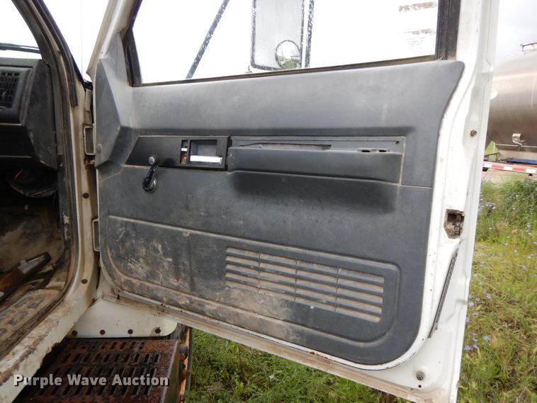 image for item HM9729 1994 GMC TopKick  truck cab and chassis