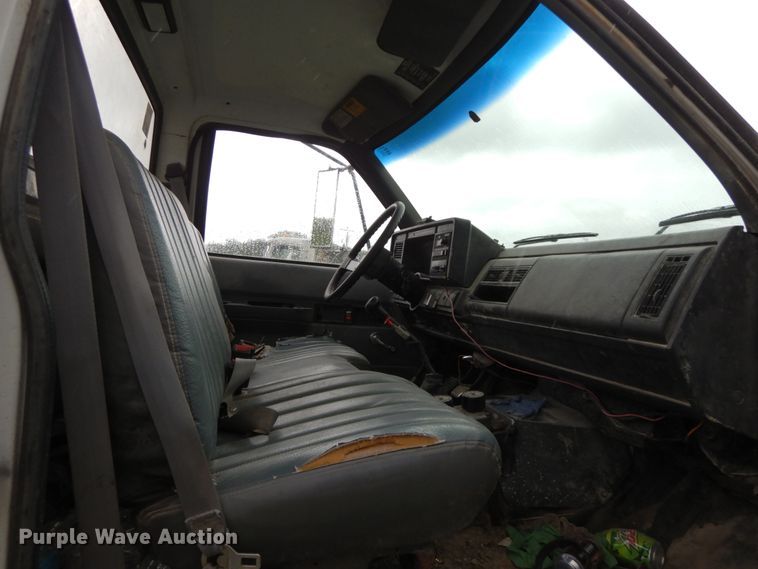 image for item HM9729 1994 GMC TopKick  truck cab and chassis