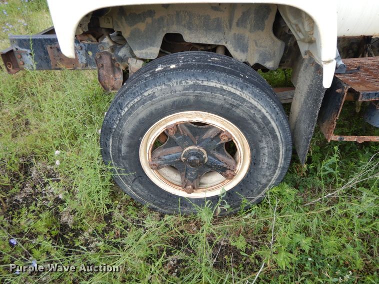 image for item HM9729 1994 GMC TopKick  truck cab and chassis