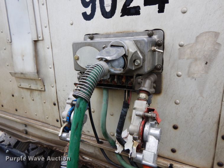 image for item HM9732 2005 Barrett livestock trailer