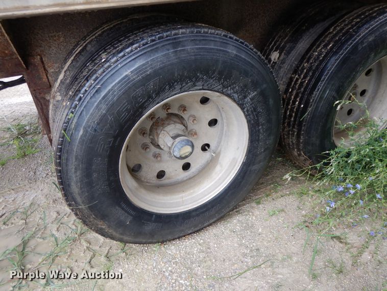 image for item HM9732 2005 Barrett livestock trailer