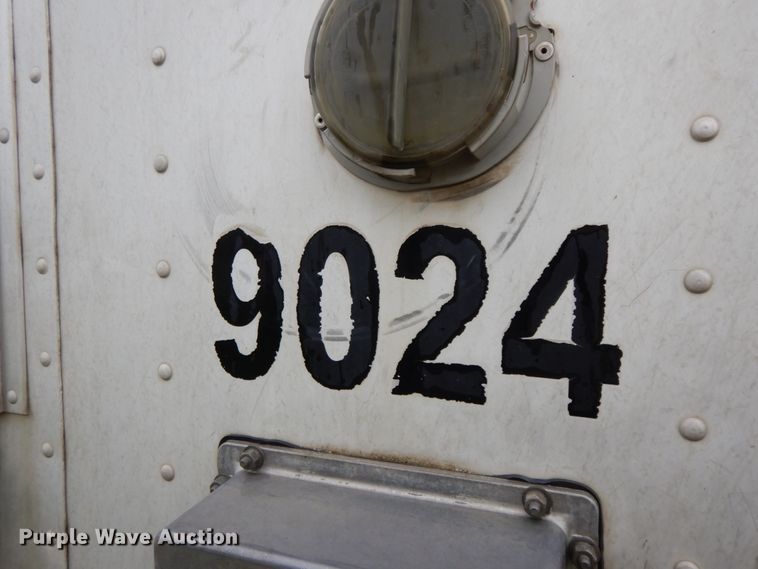 image for item HM9732 2005 Barrett livestock trailer