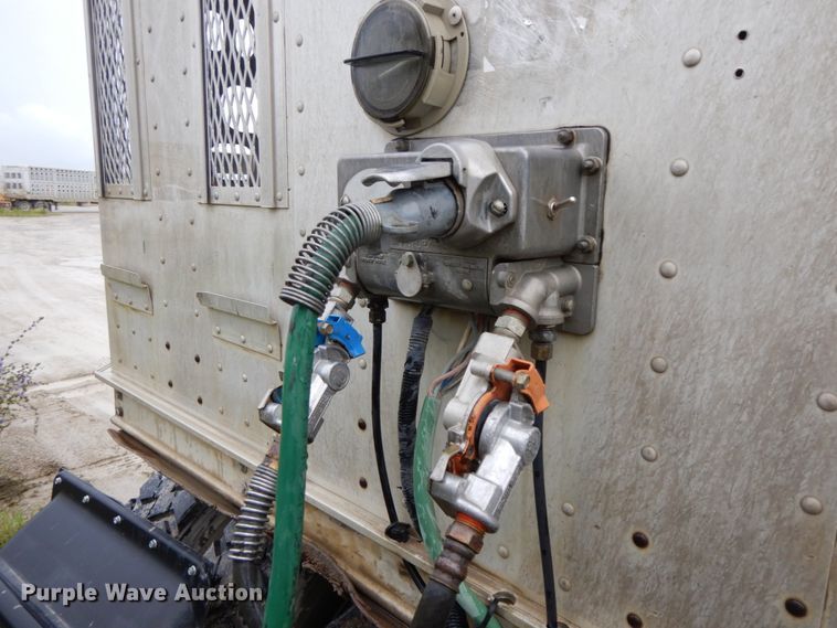 image for item HM9733 2005 Barrett livestock trailer