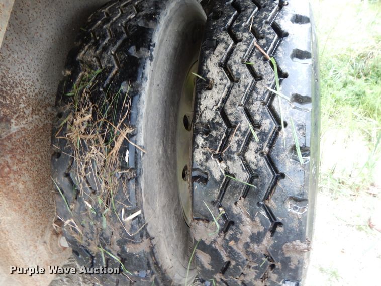 image for item HM9733 2005 Barrett livestock trailer