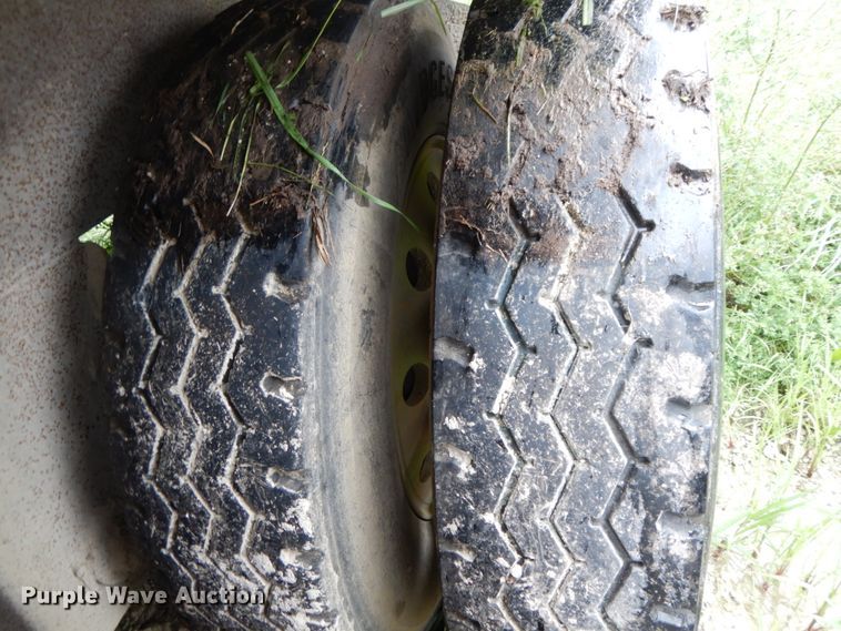 image for item HM9733 2005 Barrett livestock trailer