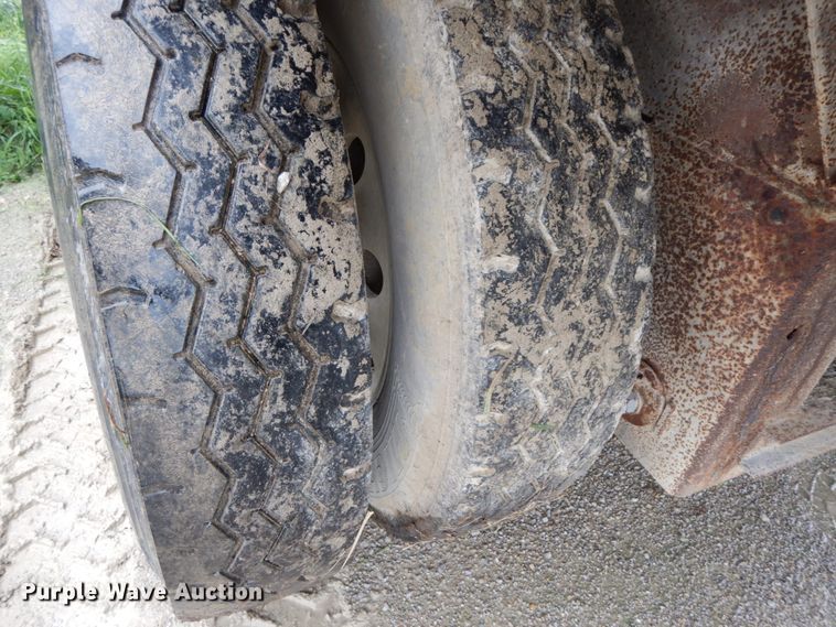 image for item HM9733 2005 Barrett livestock trailer