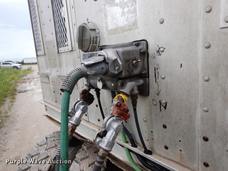 image for item HM9736 2005 Barrett livestock trailer