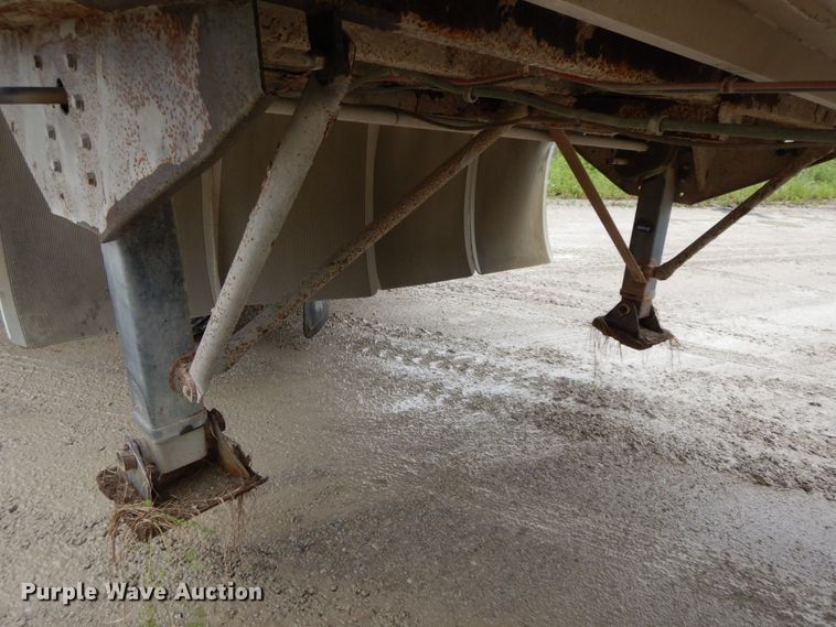 image for item HM9736 2005 Barrett livestock trailer