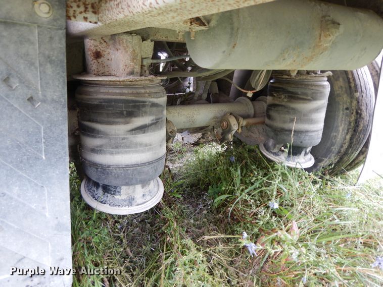 image for item HM9736 2005 Barrett livestock trailer