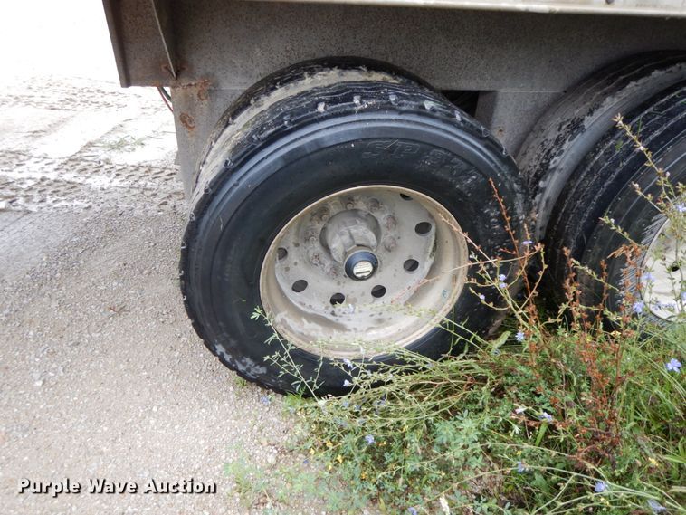 image for item HM9736 2005 Barrett livestock trailer