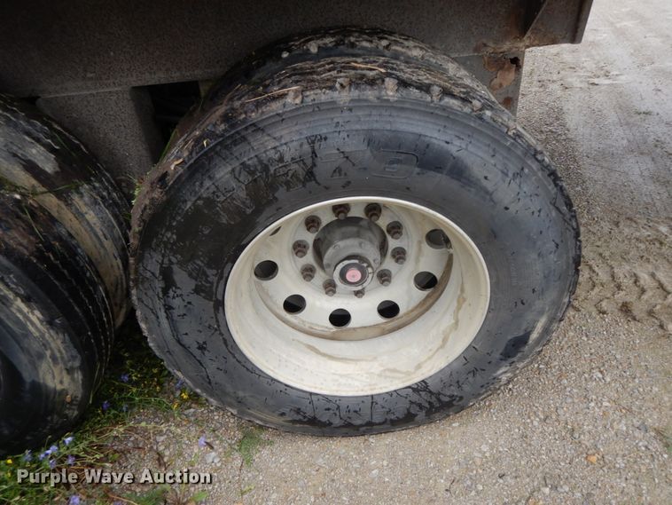 image for item HM9736 2005 Barrett livestock trailer