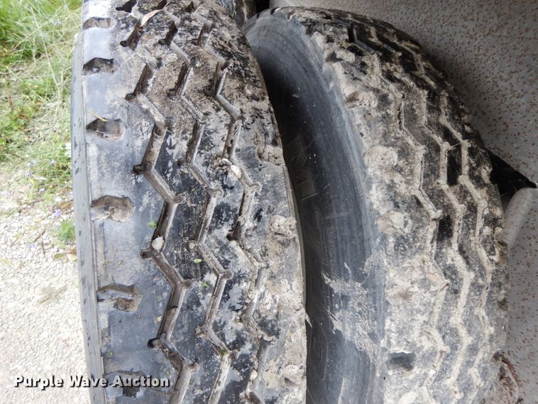 image for item HM9736 2005 Barrett livestock trailer