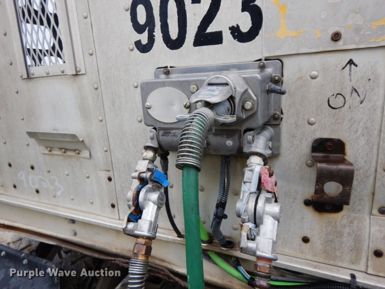 image for item HM9737 2005 Barrett livestock trailer