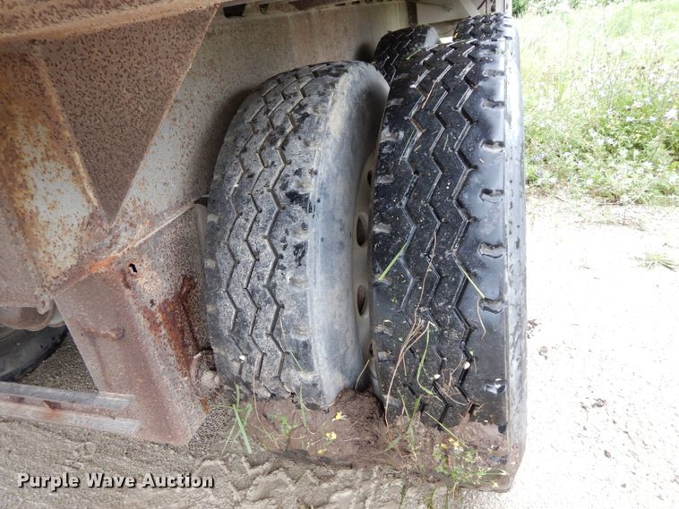 image for item HM9737 2005 Barrett livestock trailer