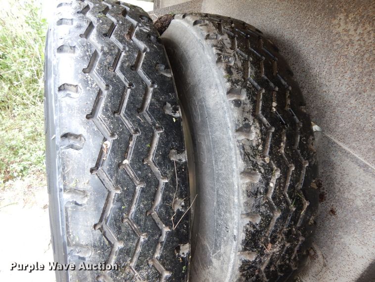 image for item HM9737 2005 Barrett livestock trailer